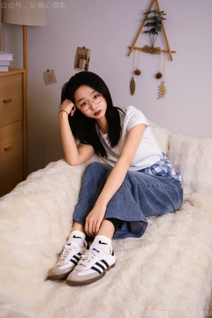 足愉心 NO.027 奶芙（搭配：白色T恤、牛仔长裤、德训鞋、白色棉袜、裸足）[110P/2V/19.4GB]插图1
