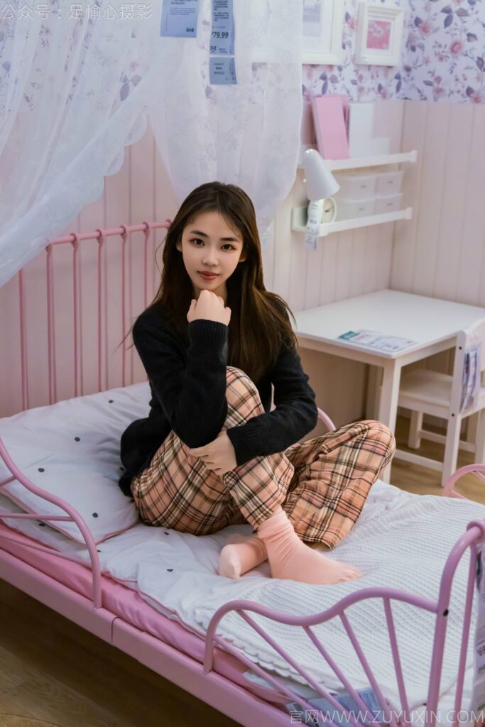 足愉心 NO.032 软软（搭配：黑色外套、黄色格子长裤、毛绒拖鞋、粉色棉袜、裸足）[120P/2V/11.4GB]插图1