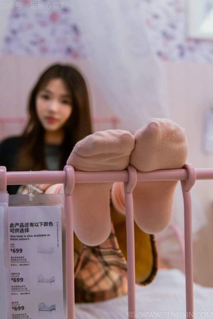 足愉心 NO.032 软软（搭配：黑色外套、黄色格子长裤、毛绒拖鞋、粉色棉袜、裸足）[120P/2V/11.4GB]插图2