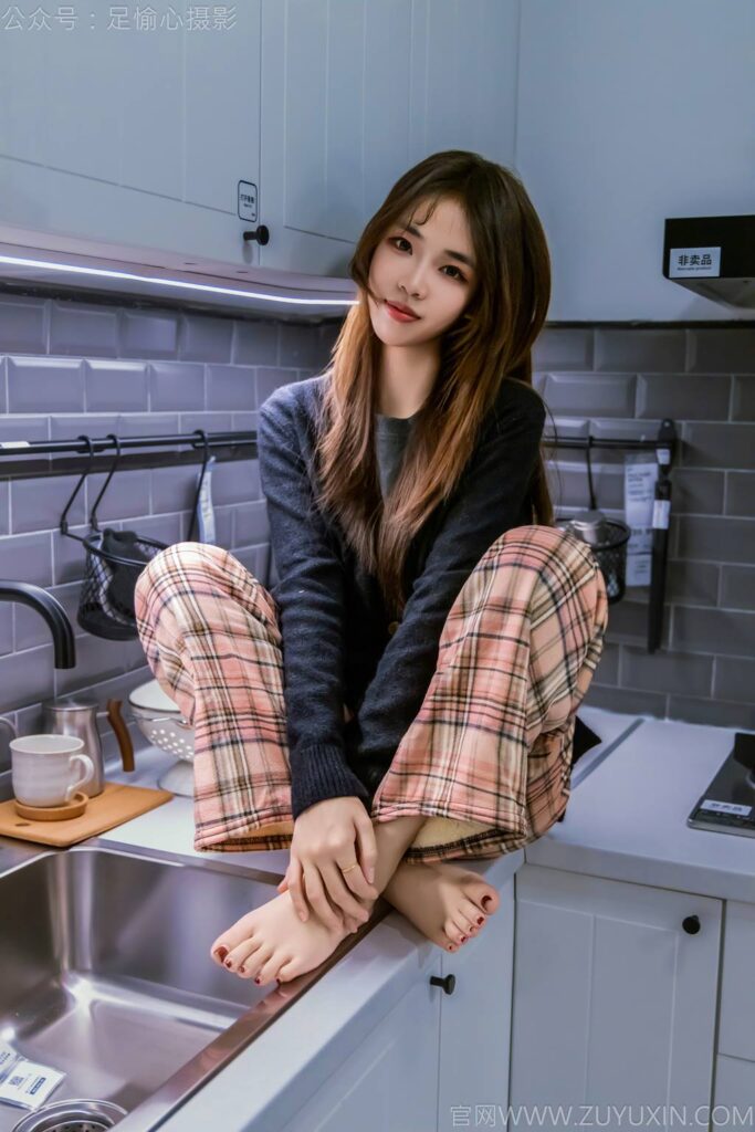 足愉心 NO.032 软软（搭配：黑色外套、黄色格子长裤、毛绒拖鞋、粉色棉袜、裸足）[120P/2V/11.4GB]插图