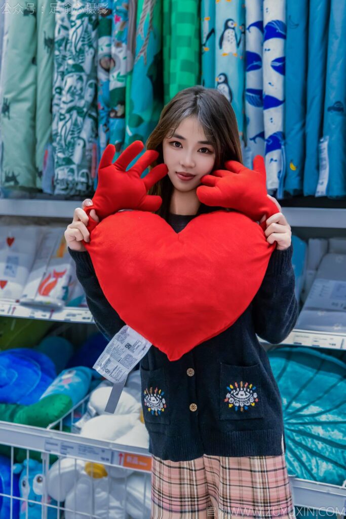 足愉心 NO.032 软软（搭配：黑色外套、黄色格子长裤、毛绒拖鞋、粉色棉袜、裸足）[120P/2V/11.4GB]插图3