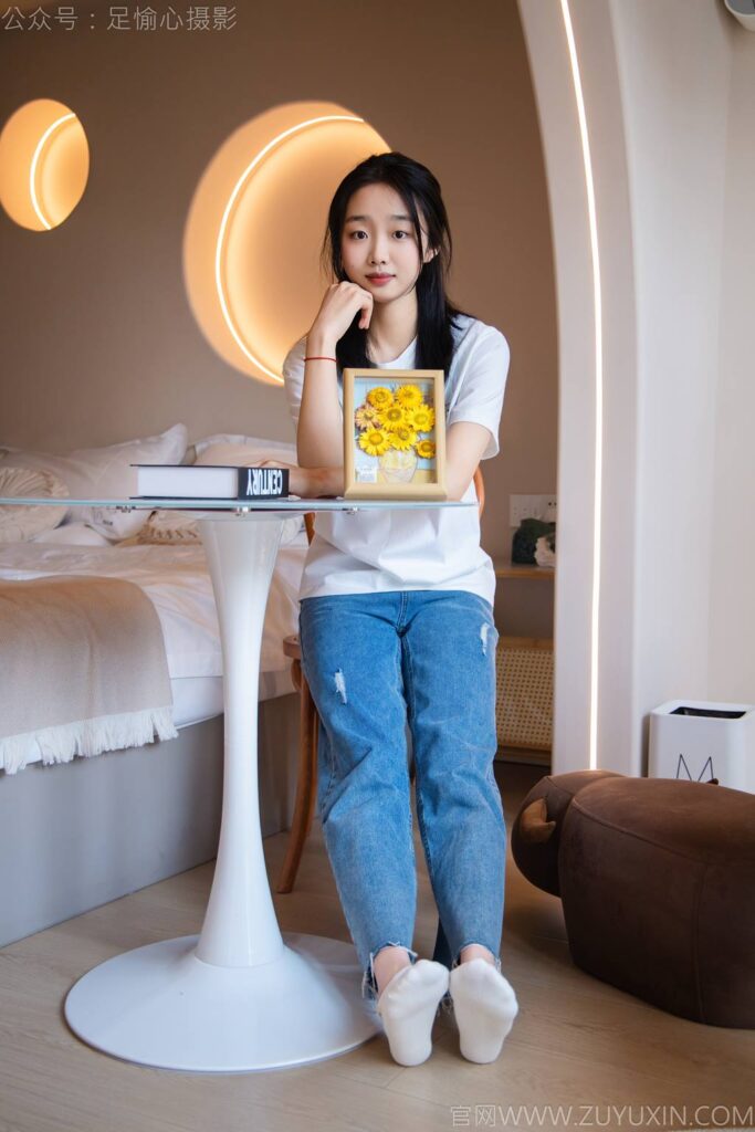 足愉心 NO.035 奶芙（搭配：白T恤、牛仔裤、运动鞋、白色棉袜、裸足）[115P/2V/19.2GB]插图3