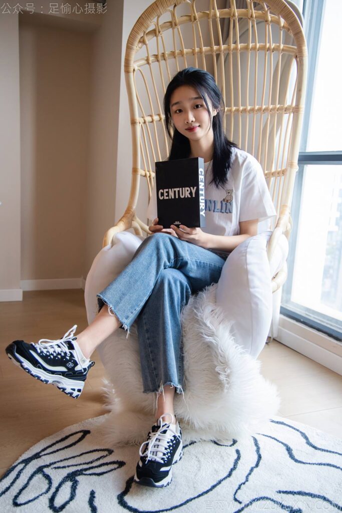 足愉心 NO.035 奶芙（搭配：白T恤、牛仔裤、运动鞋、白色棉袜、裸足）[115P/2V/19.2GB]插图2