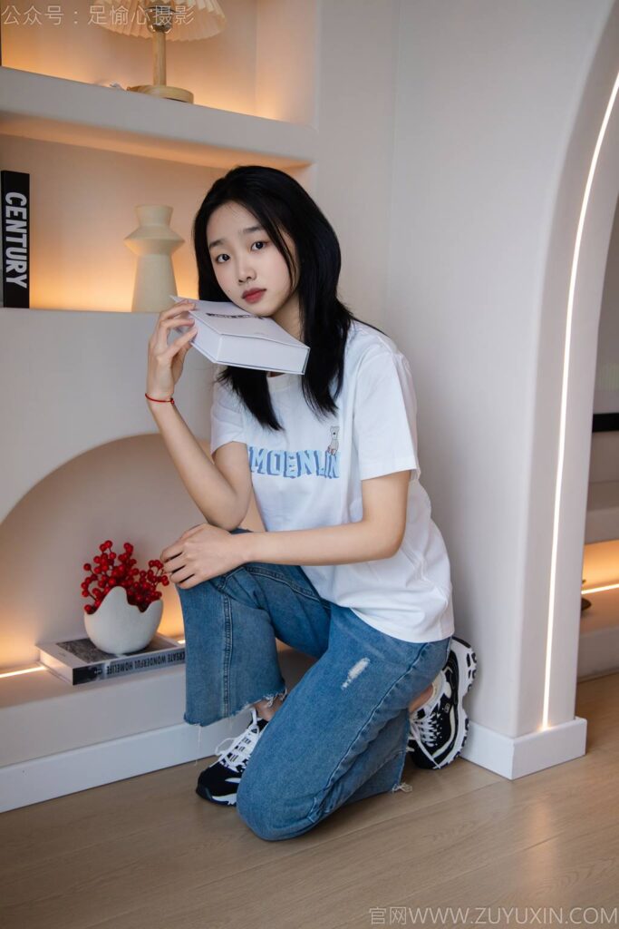 足愉心 NO.035 奶芙（搭配：白T恤、牛仔裤、运动鞋、白色棉袜、裸足）[115P/2V/19.2GB]插图1