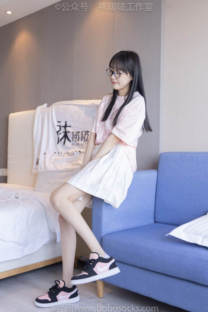 [BoBoSocks袜啵啵]NO.091 稚予-板鞋、淡粉色船袜、黑色船袜、裸足[148P/1V/6.22GB]插图1