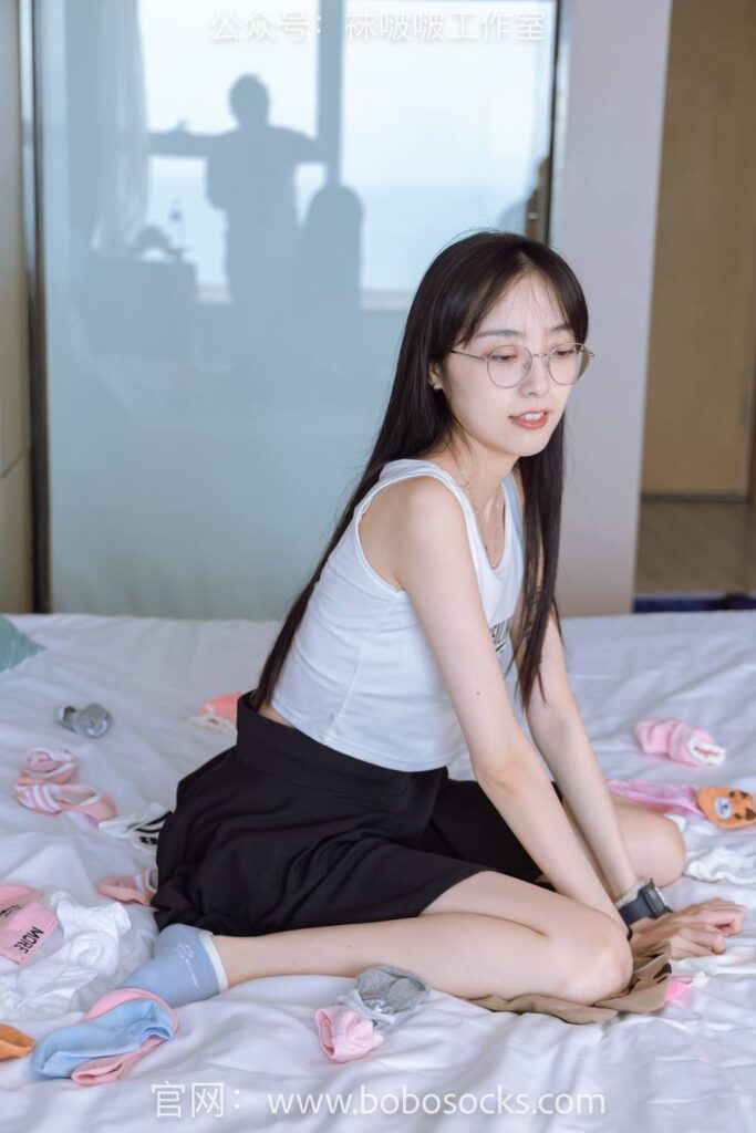 [BoBoSocks袜啵啵]NO.127 稚予-麦昆板鞋、两双自然穿旧棉袜、裸足 [139P/1V/5.65GB]插图3