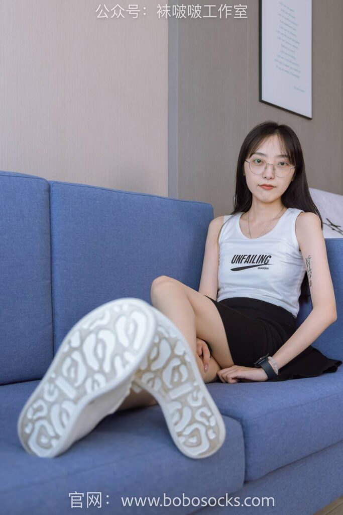 [BoBoSocks袜啵啵]NO.127 稚予-麦昆板鞋、两双自然穿旧棉袜、裸足 [139P/1V/5.65GB]插图2