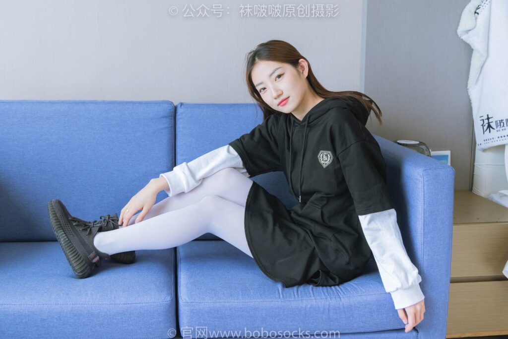 [BoBoSocks袜啵啵]NO.214 小沫-黑色运动鞋、厚白丝[142P/1V/5.49GB]插图2