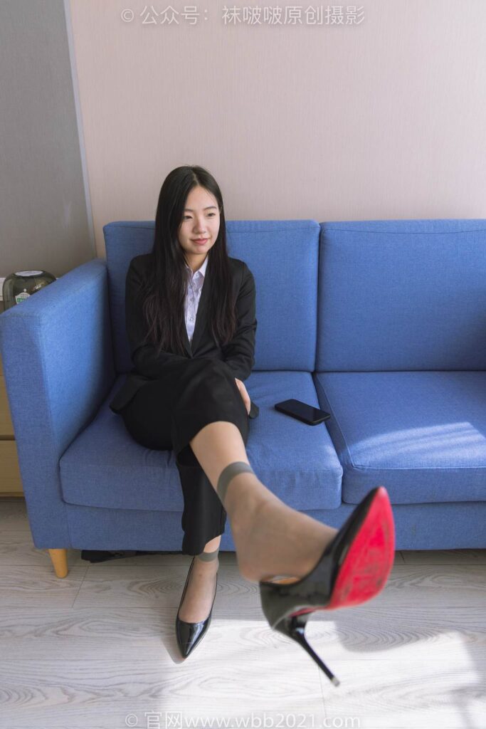 [BoBoSocks袜啵啵]NO.245 小甜豆-高跟鞋、短灰丝、半蹲镜头较多 [300P/1V/8.48GB]插图2