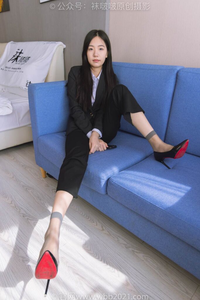 [BoBoSocks袜啵啵]NO.245 小甜豆-高跟鞋、短灰丝、半蹲镜头较多 [300P/1V/8.48GB]插图3