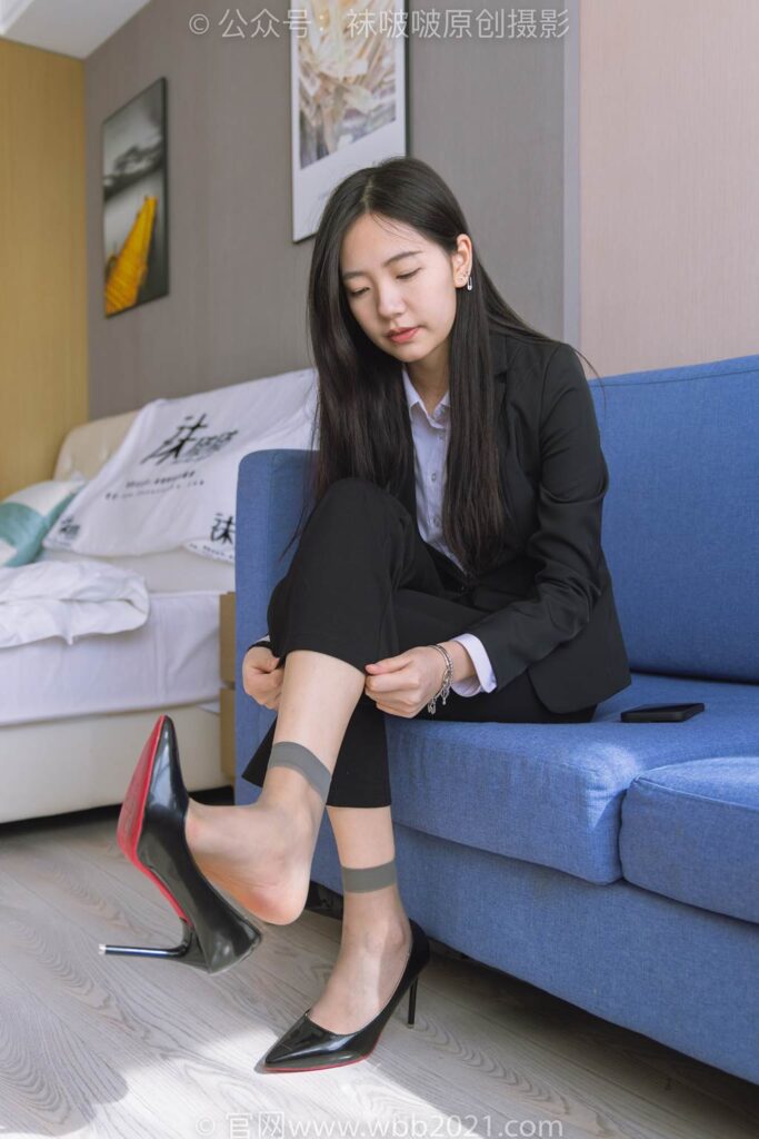 [BoBoSocks袜啵啵]NO.245 小甜豆-高跟鞋、短灰丝、半蹲镜头较多 [300P/1V/8.48GB]插图1