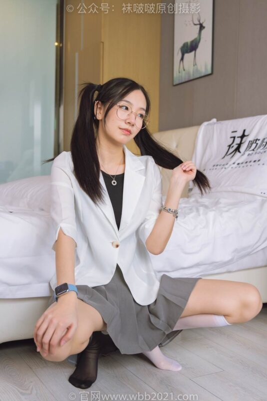 [BoBoSocks袜啵啵]NO.253 小甜豆-两双高跟鞋、一只脚小腿白丝、一只脚小腿黑丝[220P/1V/7.06GB]-无料摄影圈