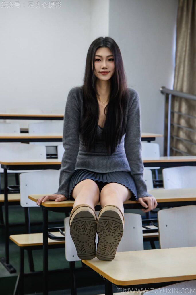 足愉心 NO.042 萱萱（搭配：灰色毛衫、黑色短裙、松糕鞋、白色棉袜、裸足）[110P/2V/10.5GB]插图2