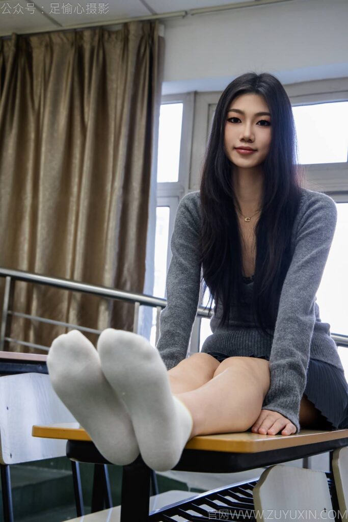 足愉心 NO.042 萱萱（搭配：灰色毛衫、黑色短裙、松糕鞋、白色棉袜、裸足）[110P/2V/10.5GB]插图3