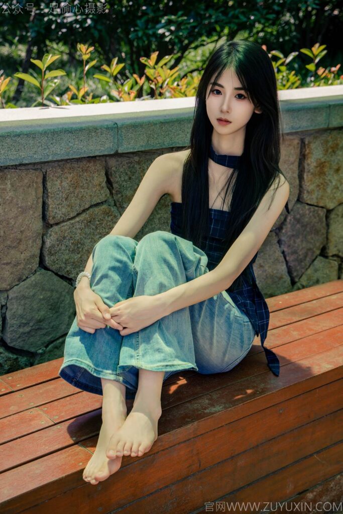 足愉心 NO.049 小瑶（搭配：蓝色格子吊带、牛仔长裤、白棉袜、洞洞鞋、裸足）[120P/2V/10.7GB]插图