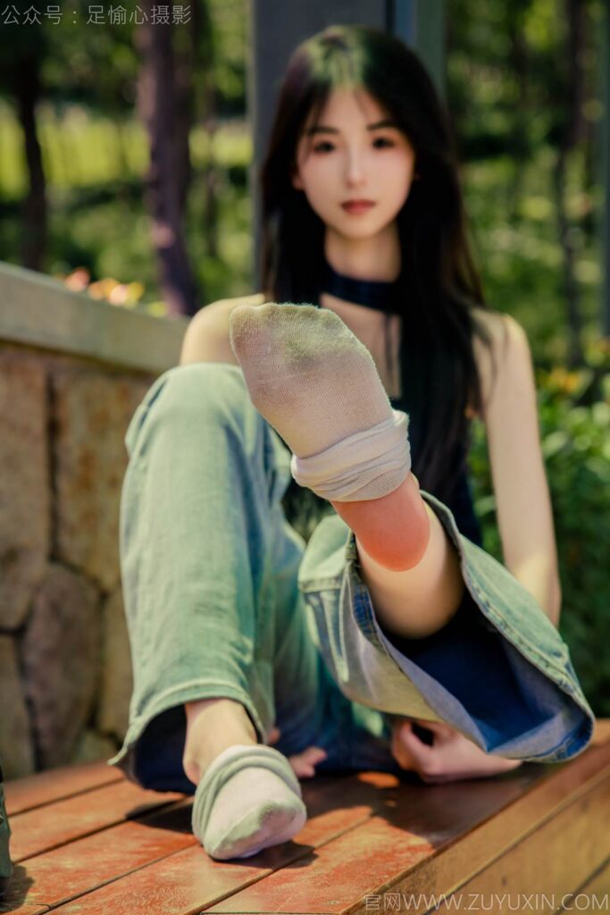 足愉心 NO.049 小瑶（搭配：蓝色格子吊带、牛仔长裤、白棉袜、洞洞鞋、裸足）[120P/2V/10.7GB]插图3