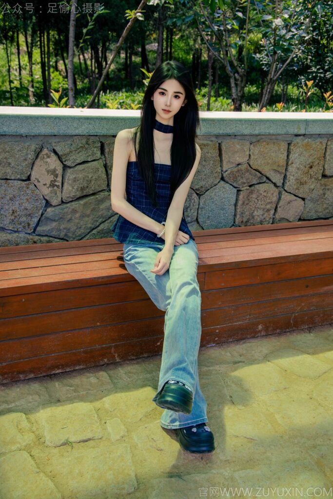 足愉心 NO.049 小瑶（搭配：蓝色格子吊带、牛仔长裤、白棉袜、洞洞鞋、裸足）[120P/2V/10.7GB]插图1