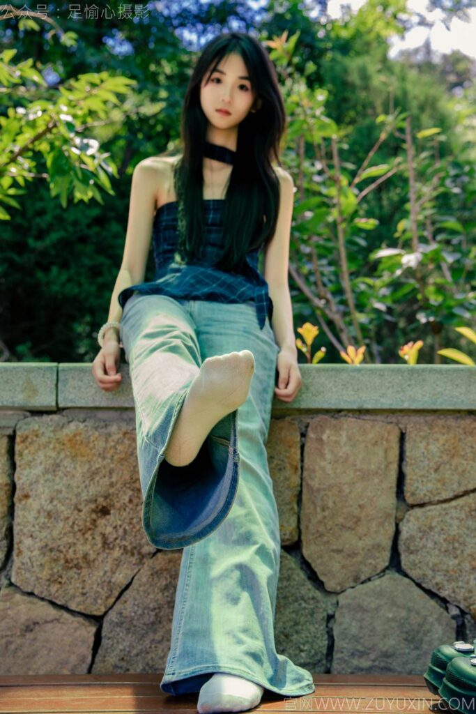 足愉心 NO.049 小瑶（搭配：蓝色格子吊带、牛仔长裤、白棉袜、洞洞鞋、裸足）[120P/2V/10.7GB]插图2