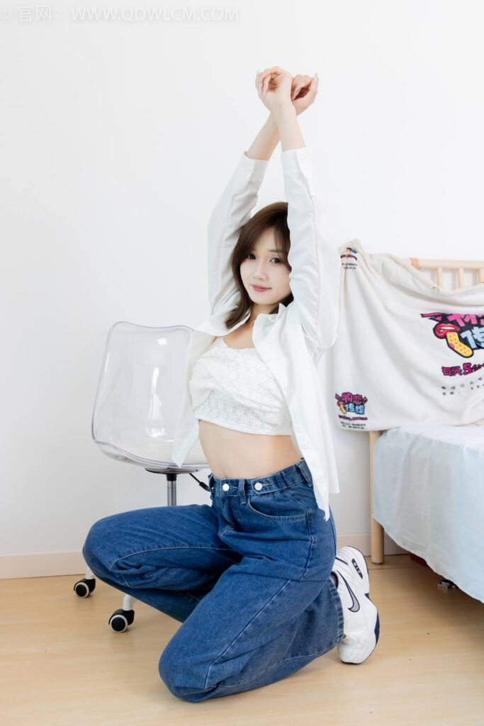 物恋传媒 NO.2432 橙子-运动鞋、白棉袜、裸足[160P/1V/4.11GB]插图2