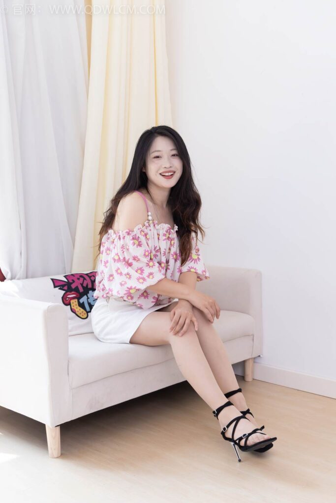 物恋传媒 NO.2437 小紫-两双高跟凉鞋、薄肉丝、裸足[160P/1V/6.42GB]插图2