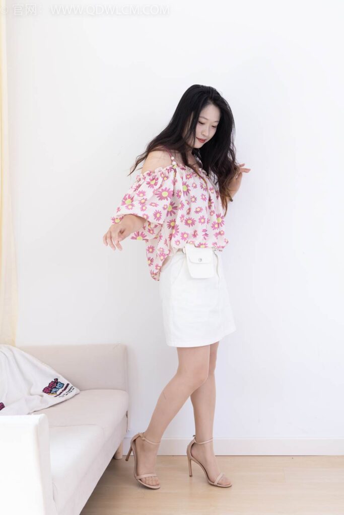 物恋传媒 NO.2437 小紫-两双高跟凉鞋、薄肉丝、裸足[160P/1V/6.42GB]插图1