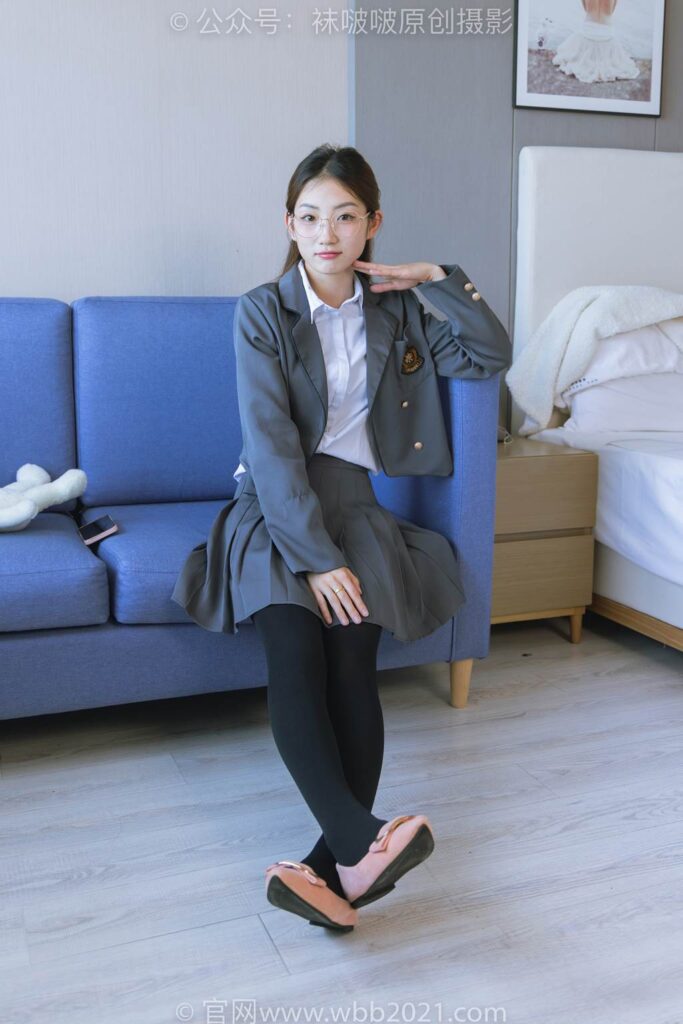 [BoBoSocks袜啵啵]NO.315 小沫-平底鞋、厚黑丝、模特穿鞋及丝袜踩玩偶小熊剧情[140P/1V/6.44GB]插图2