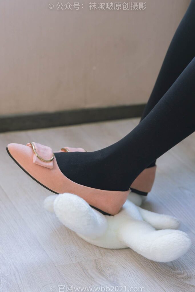 [BoBoSocks袜啵啵]NO.315 小沫-平底鞋、厚黑丝、模特穿鞋及丝袜踩玩偶小熊剧情[140P/1V/6.44GB]插图1