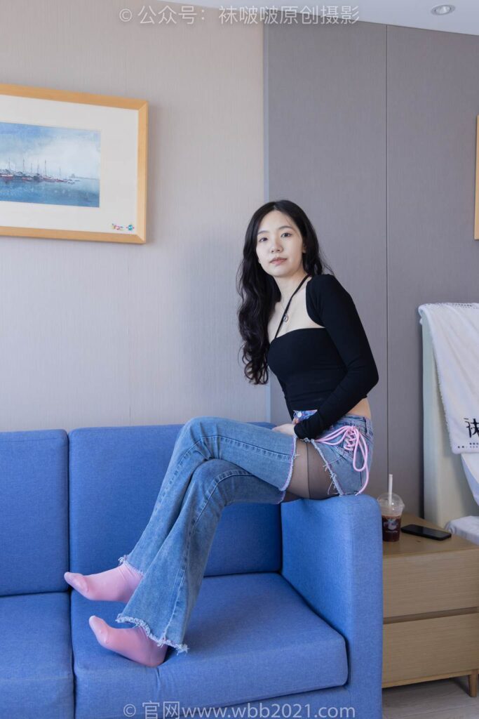 [BoBoSocks袜啵啵]NO.317 小甜豆-运动鞋、可拆卸牛仔裤、粉色棉袜、黑丝、裤里丝[140P/1V/6.37GB]插图2