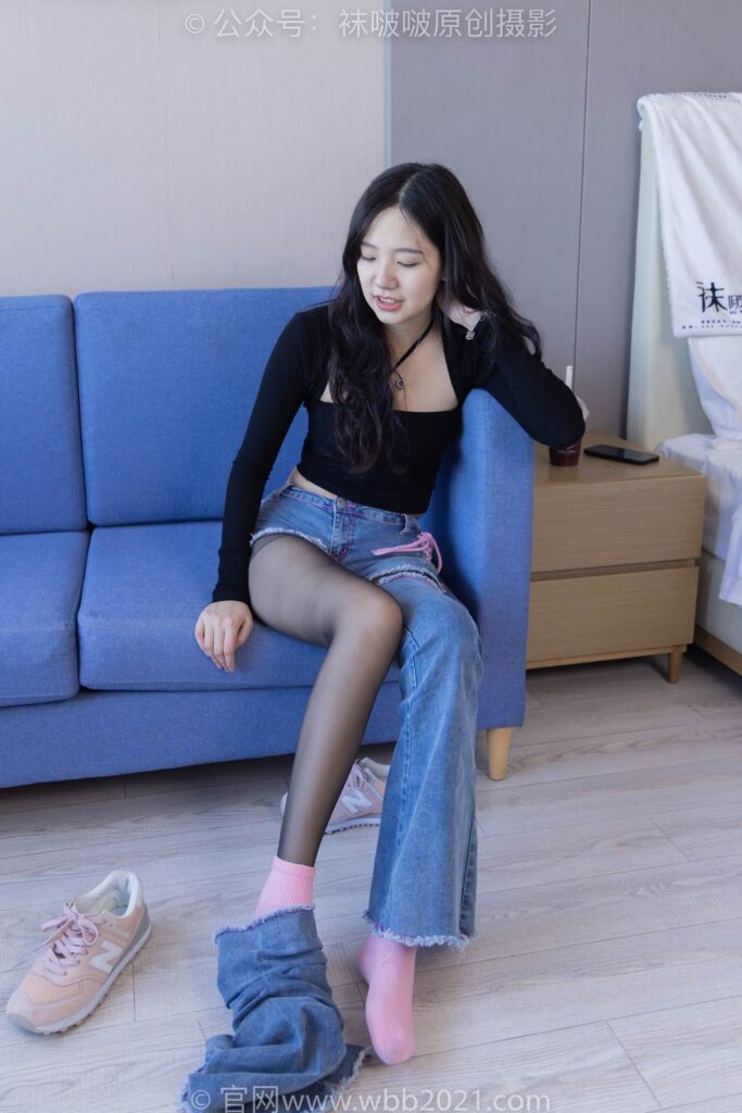 [BoBoSocks袜啵啵]NO.317 小甜豆-运动鞋、可拆卸牛仔裤、粉色棉袜、黑丝、裤里丝[140P/1V/6.37GB]插图3