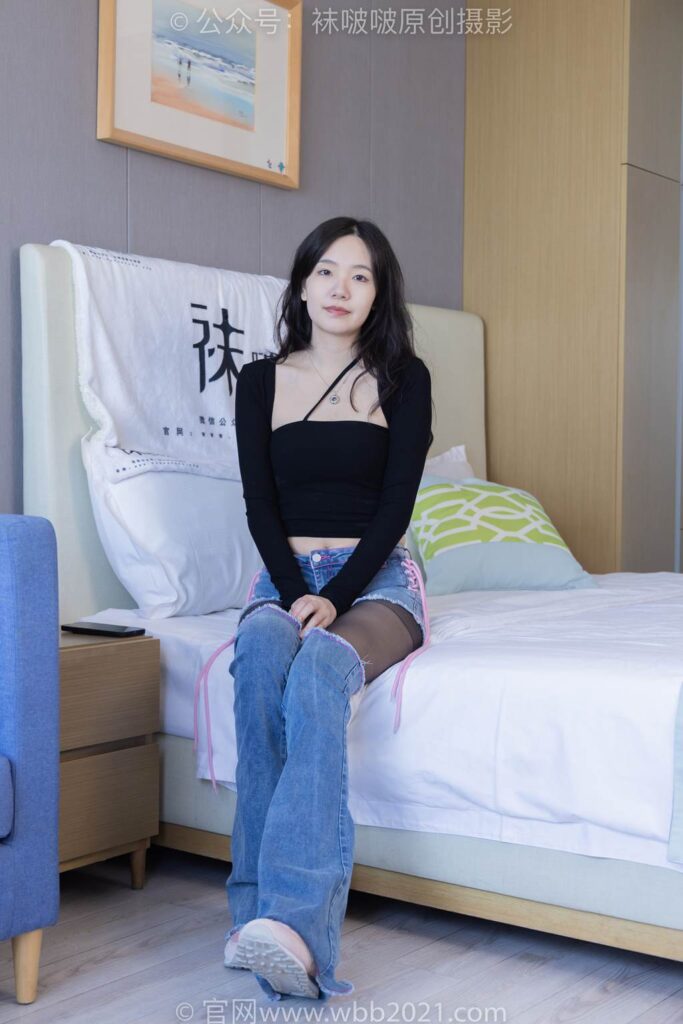 [BoBoSocks袜啵啵]NO.317 小甜豆-运动鞋、可拆卸牛仔裤、粉色棉袜、黑丝、裤里丝[140P/1V/6.37GB]插图1