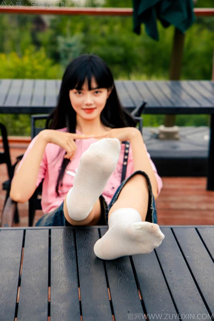 足愉心 NO.050 阿月（搭配：粉色T恤、牛仔短裤、白棉袜、德训鞋、裸足）[110P/2V/10.7GB]插图2