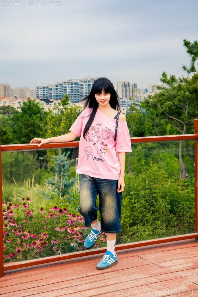 足愉心 NO.050 阿月（搭配：粉色T恤、牛仔短裤、白棉袜、德训鞋、裸足）[110P/2V/10.7GB]插图1