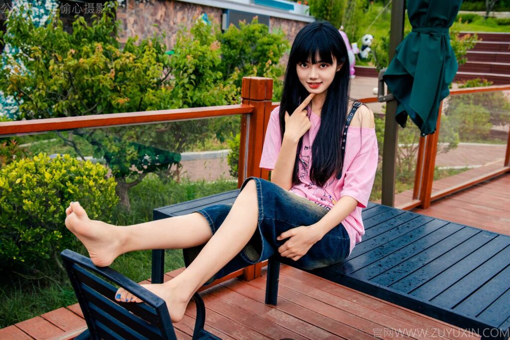 足愉心 NO.050 阿月（搭配：粉色T恤、牛仔短裤、白棉袜、德训鞋、裸足）[110P/2V/10.7GB]插图3