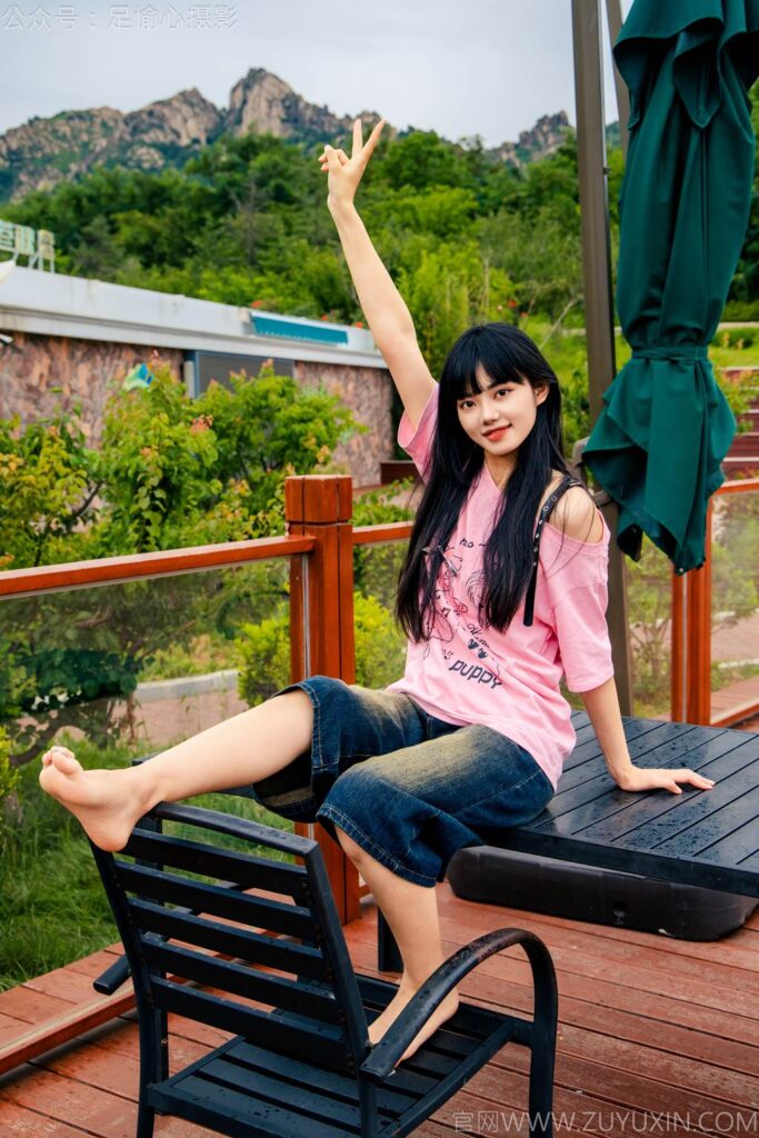 足愉心 NO.050 阿月（搭配：粉色T恤、牛仔短裤、白棉袜、德训鞋、裸足）[110P/2V/10.7GB]插图