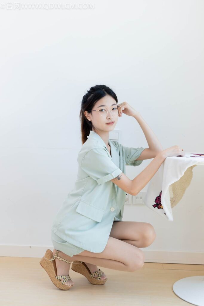 物恋传媒 NO.2444 小夏-三双高跟鞋、薄肉丝、裸足[173P/1V/7.22GB]插图2