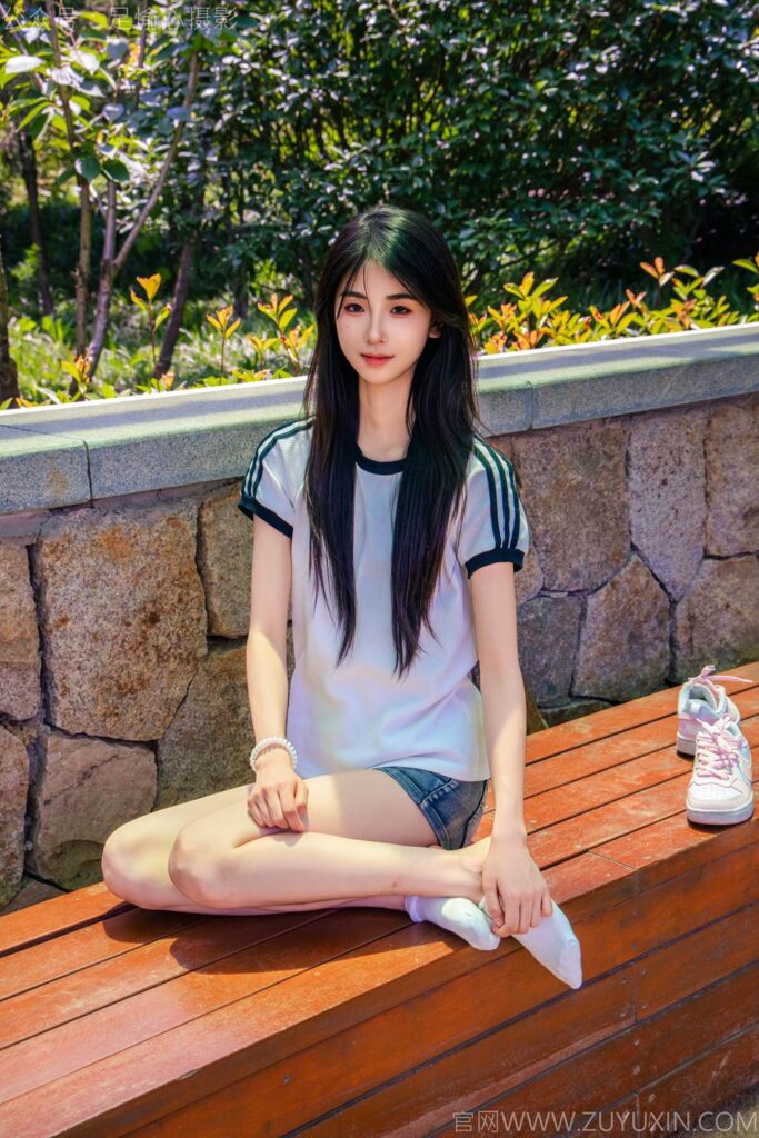 足愉心 NO.051 小瑶（搭配：T恤、牛仔短裤、白棉袜、帆布鞋、裸足）[115P/2V/12.9GB]插图3