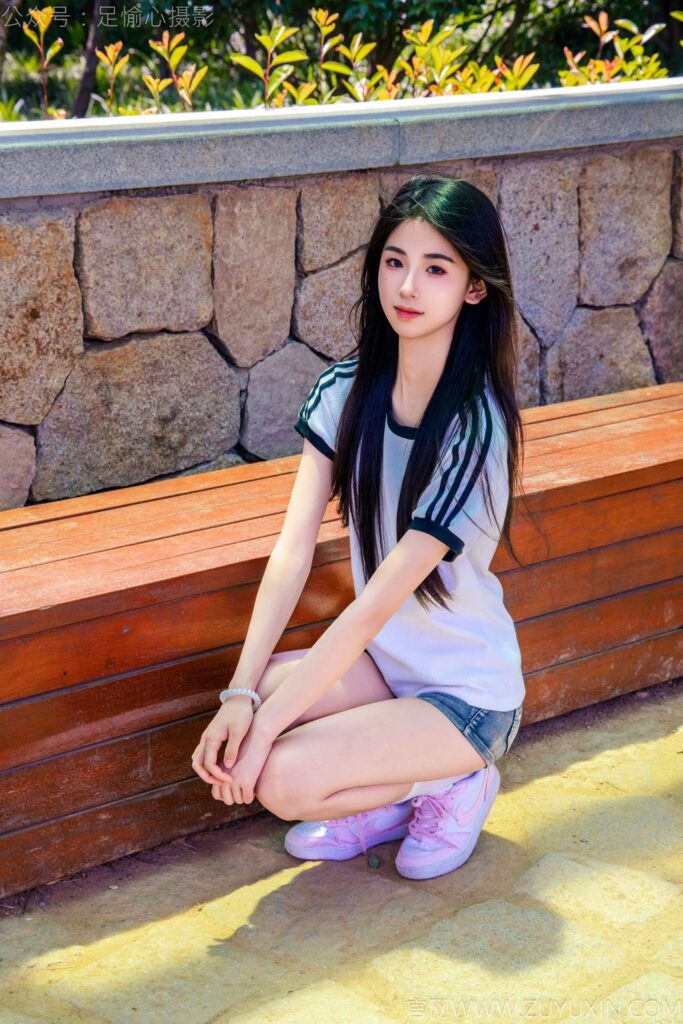 足愉心 NO.051 小瑶（搭配：T恤、牛仔短裤、白棉袜、帆布鞋、裸足）[115P/2V/12.9GB]插图1
