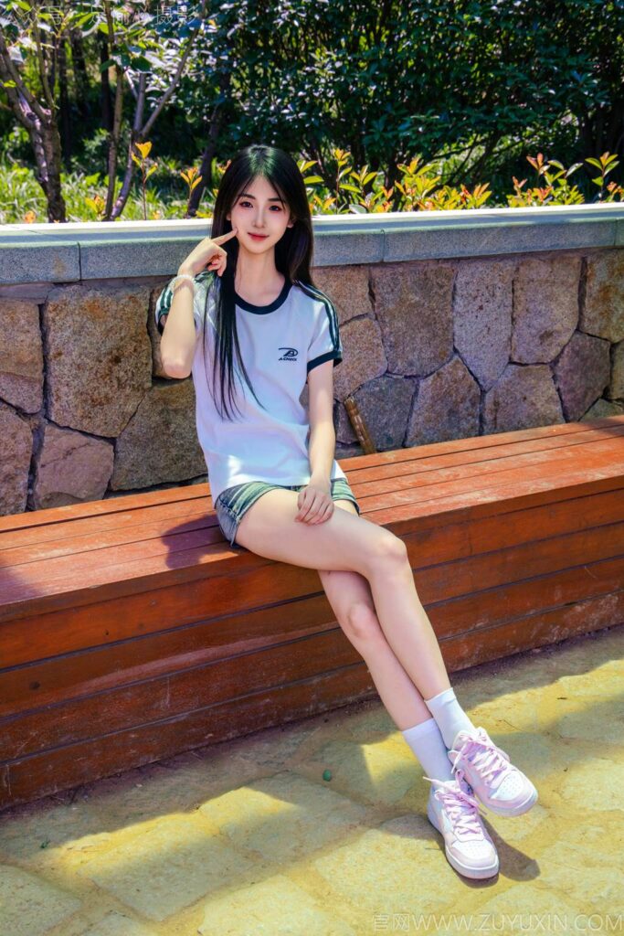 足愉心 NO.051 小瑶（搭配：T恤、牛仔短裤、白棉袜、帆布鞋、裸足）[115P/2V/12.9GB]插图2