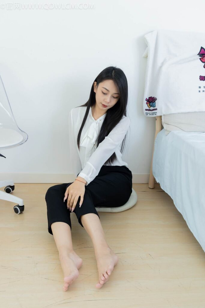 物恋传媒 NO.2451 岚岚-高跟鞋、短肉丝、裸足、剪指甲剧情[160P/1V/4.76GB]插图3