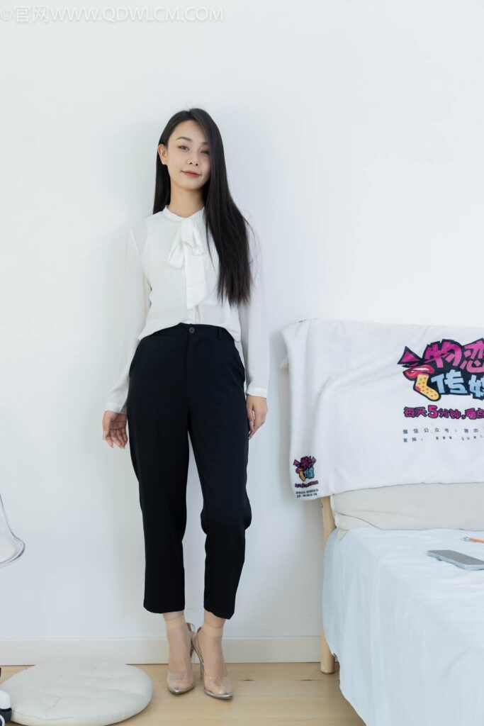 物恋传媒 NO.2451 岚岚-高跟鞋、短肉丝、裸足、剪指甲剧情[160P/1V/4.76GB]插图1