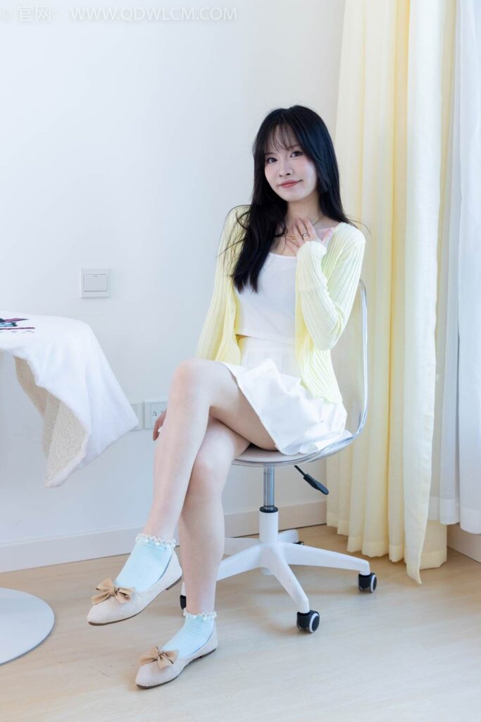 物恋传媒 NO.2457 小酒-平底鞋、浅蓝色短棉袜[158P/1V/4.39GB]插图2