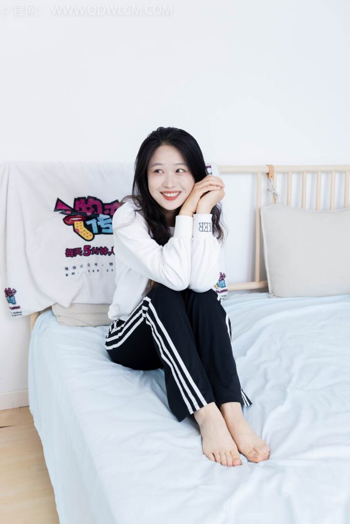 物恋传媒 NO.2458 小紫-运动鞋、白短棉袜、裸足[150P/1V/3.38GB]插图3