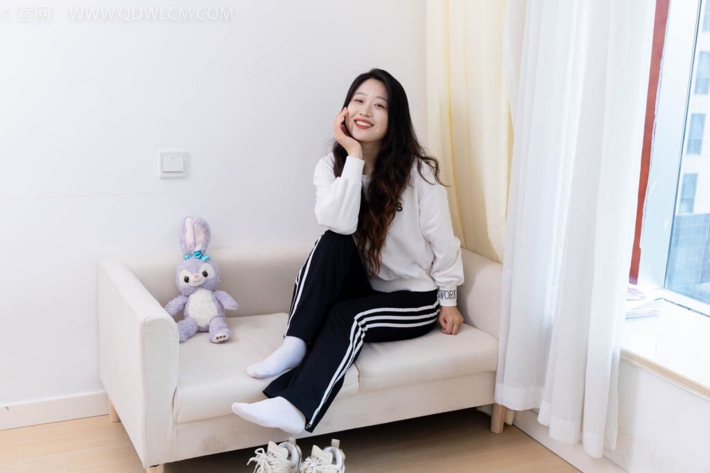 物恋传媒 NO.2458 小紫-运动鞋、白短棉袜、裸足[150P/1V/3.38GB]插图2