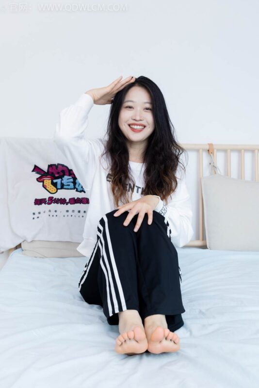 物恋传媒 NO.2458 小紫-运动鞋、白短棉袜、裸足[150P/1V/3.38GB]-无料摄影圈