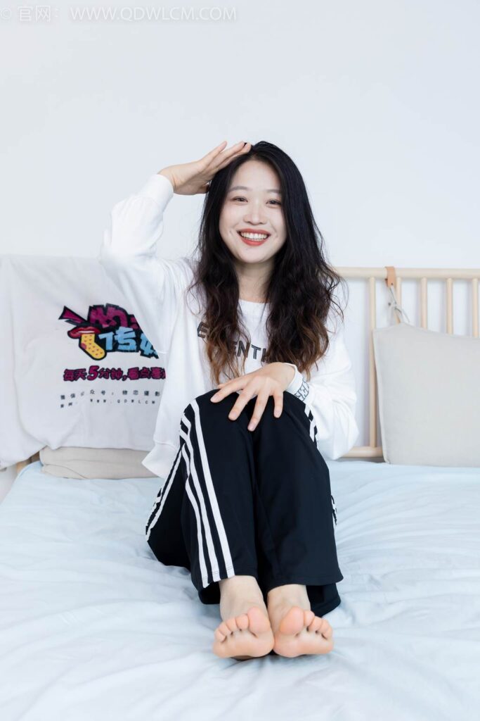 物恋传媒 NO.2458 小紫-运动鞋、白短棉袜、裸足[150P/1V/3.38GB]插图