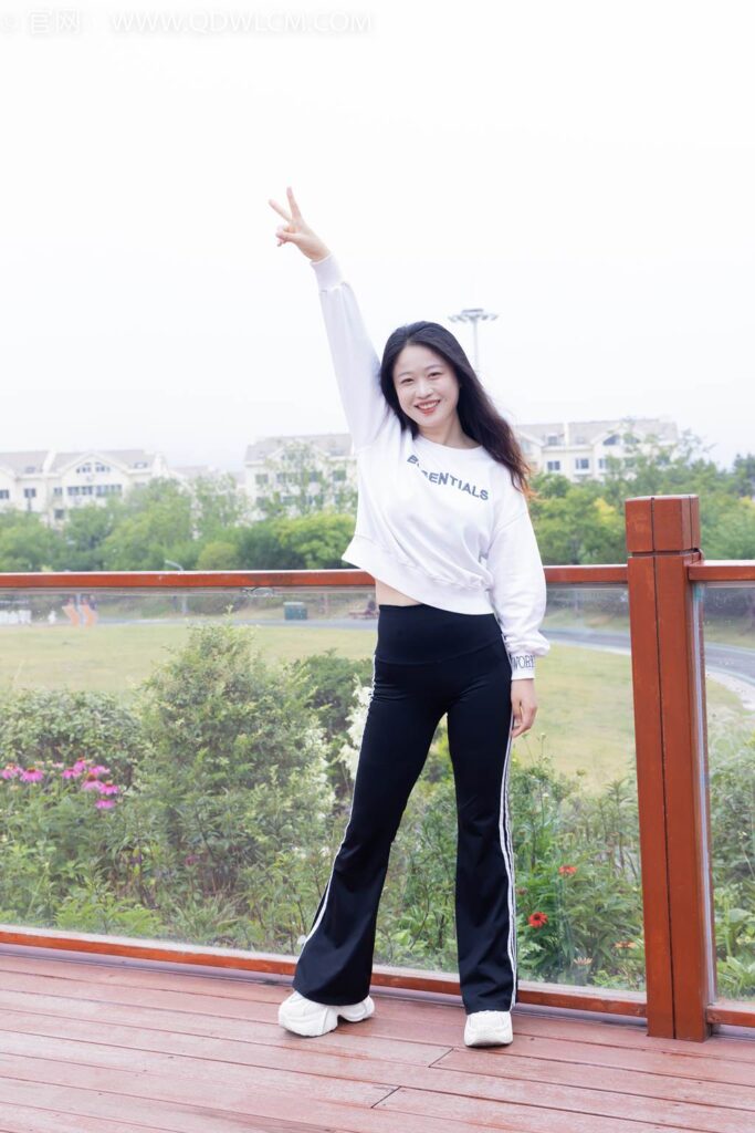 物恋传媒 NO.2458 小紫-运动鞋、白短棉袜、裸足[150P/1V/3.38GB]插图1