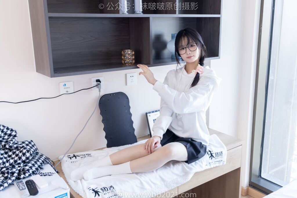 [BoBoSocks袜啵啵]NO.368 甜甜圈-运动鞋、白棉袜、油亮肉丝[160P/1V/5.72GB]插图3