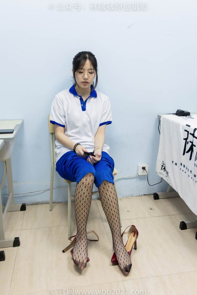 [BoBoSocks袜啵啵]NO.375 小甜豆-高跟鞋、黑色蕾丝网袜、校服裤里丝[160P/1V/7.68GB]插图3