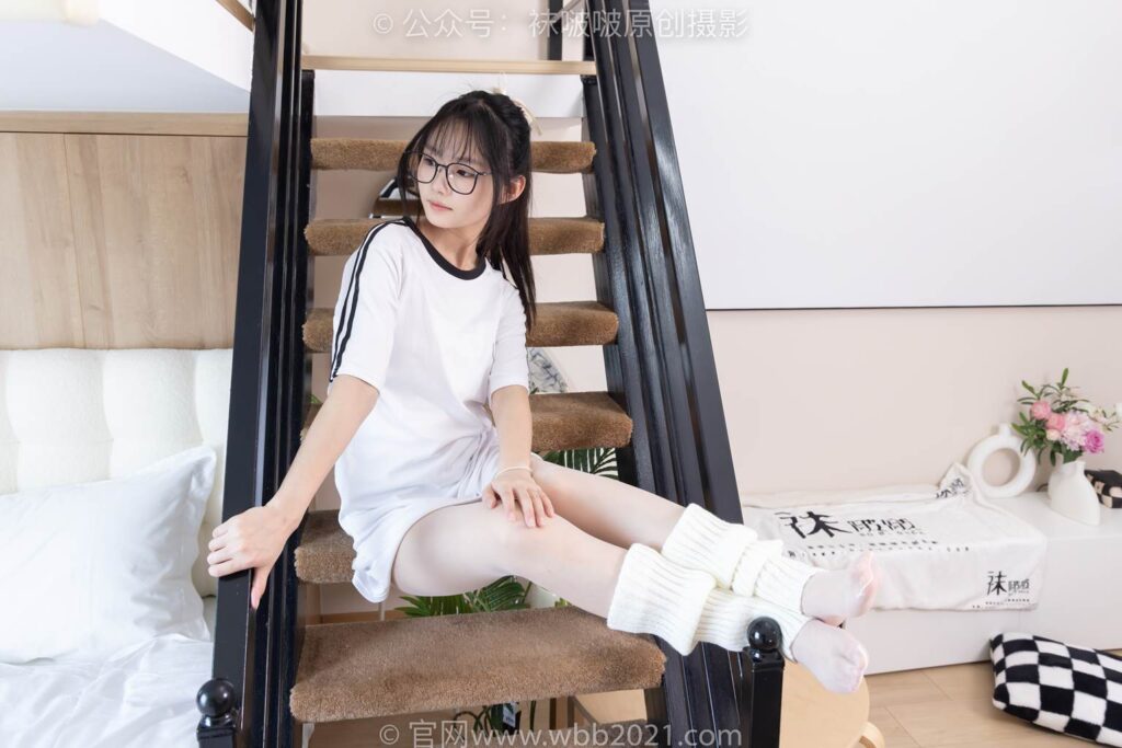 [BoBoSocks袜啵啵]NO.376 甜甜圈-运动鞋、堆堆袜套、白丝[150P/1V/5.54GB]插图1