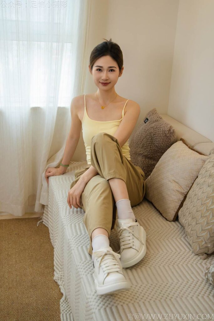 足愉心 NO.052 沐晴（搭配：白色吊带、棕色长裤、白色丝袜、运动鞋、裸足）[115P/2V/13.9GB]插图1